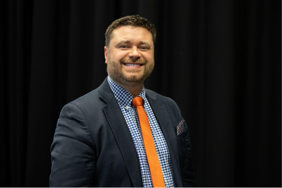 A person in a suit and tie
AI-generated content may be incorrect.